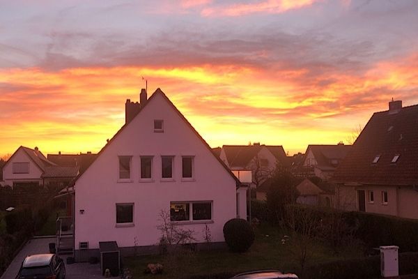 Sonnenaufgang über Haus