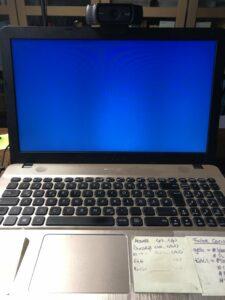Laptop mit blauem Bildschirm