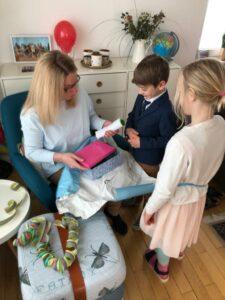 Katrin packt Geschenke mit ihren Kindern aus