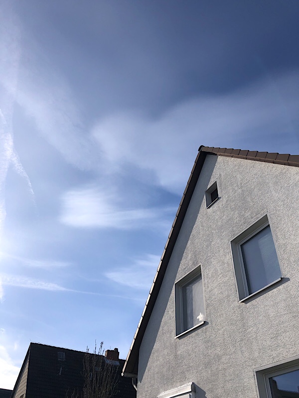 Blauer Himmel über Haus
