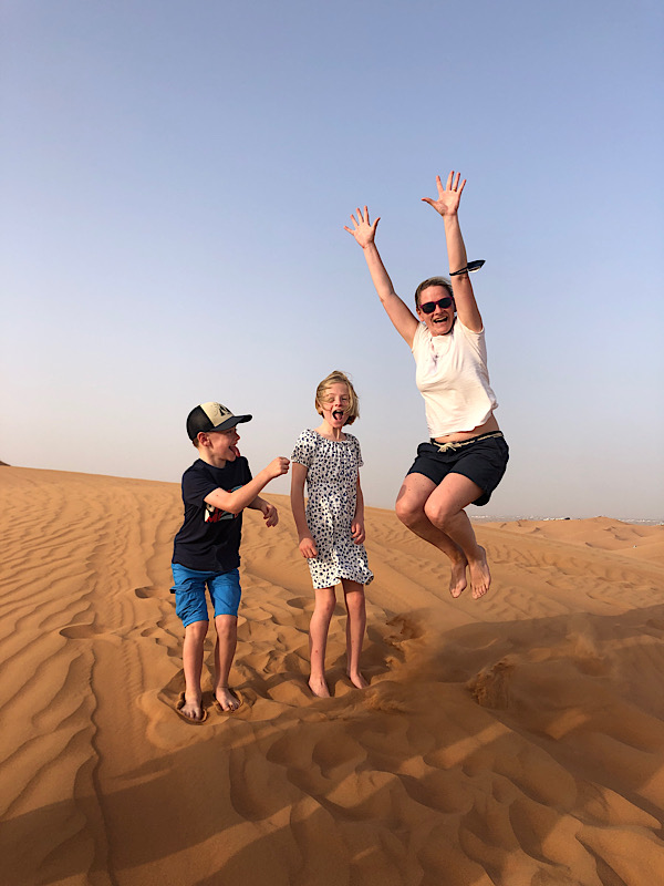 Katrin und Kinder in der Wüste