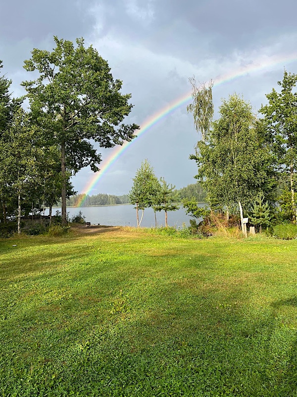 Ein Regenbogen versinkt im See