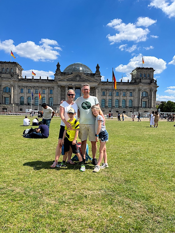 Familie steht zusammen vor dem Reichstag